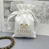 Bolsas Blancas de Terciopelo Hechas a Medida de Fábrica en Tamaños, Colores y Logos Personalizados para Empaque de Joyería, Lápices Labiales, Perfumes y Auriculares Bluetooth