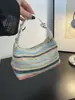 Bolsa Pequena de Palha Tecida de Designer para Mulheres 2025 Novo Estilo Bolsa Transversal Tecida de Férias Moda Versátil Balde de Praia Bolsa de Ombro