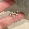 Anillo único de cielo estrellado dorado estilo vintage, versátil para el uso diario, anillo de diamante para mujer con pentagrama de lluvia de meteoros