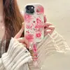 Adecuado para Apple iPhone 14 Plus Dibujos Animados Moda 15 Pro Estéreo Todo Incluido Galvanizado Funda de Teléfono Móvil Pulsera Fresca