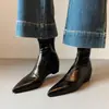 Bota de cano curto justa com zíper e bico fino mostra o comprimento da perna 2026 Superfície de couro bota curta justa bota sem forro altura versátil que aumenta bota elástica bota para o dia a dia feminina