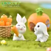 Paisaje en miniatura con lindos conejos de dibujos animados de animales, casas de zanahoria, adorables decoraciones de jardín de conejitos, adornos de resina y accesorios para el Año del Conejo