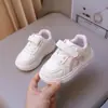 Tênis de Lona Branco da Moda para Meninos e Meninas Sapatos Individuais 2026 Casual Novo Estilo Tênis Esportivo para Meninas Sapatos de Bebê Sapatos de Skate Solado Macio Outono