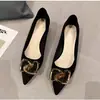 Zapatos de tacón grueso con punta y hebilla metálica de doble anillo, estilo lujo ligero, textura de gamuza de corte bajo, adecuados para citas, banquetes y el uso diario.