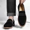 Mocasines de ante de alta gama transfronterizos, nueva moda de otoño, zapatos slip-on elegantes y atractivos para hombre con suelas suaves y antideslizantes y tallas grandes
