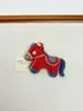 Broche de Cavalo Vermelho Edição de Ano Novo 2026 para Mulheres, Acessório de Pelúcia com Design Único, Broche Pin Fofo Retrô