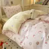 Juego de ropa de cama de tres piezas de algodón para dormitorio estudiantil de cama individual, funda de edredón de algodón puro con diseño de dibujos animados, sábana plana y sábana bajera, nuevo modelo 2026
