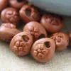 [Coleção] Cesta de Pêssego e Escultura de Caroço de Pêssego Pingente de Cesta de Pêssego com Fio Vermelho Acessórios Artesanais DIY para Bebês e Crianças