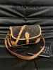 Bolso de hombro versátil de monograma de lujo ligero vintage de nicho para mujer, nuevo bolso baguette para debajo del brazo y cruzado 2025