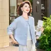 Moda outonal para mães: jaqueta curta com estampa floral em estilo inspirado em Chanel, roupas estilosas e que rejuvenescem para mulheres de meia-idade e idosas, adequadas para pessoas de 50 anos