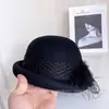 Sombrero de cubo de lana estilo lujo ligero para mujer con decoración de plumas de malla, sombrero de pescador retro a la moda para invierno