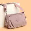 Bolsa para Mãe de Meia-Idade Casual Leve Repelente à Água Bolsa de Nylon Moderna Simples Grande Capacidade Bolsa de Ombro Transversal Feminina