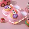 Nuevos y lindos zuecos de dibujos animados de helicóptero con suelas suaves e luces para niños, zapatillas versátiles ligeras de EVA para exteriores