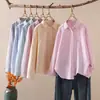 Colección Otoño 2026: Camisa de mujer estilo japonés de tela Oxford a rayas con bolsillos, cuello de punta, manga larga, estilo cárdigan