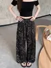 Calça pantalona de seda gelada com estampa de leopardo para o verão, cintura elástica, calça casual solta e fluida, relaxada e versátil para caminhar