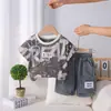 Conjunto de Verão para Meninos 2026 Novo Estilo Roupas de Verão para Crianças Bebês com Etiqueta Manga Curta Conjunto de Duas Peças de Verão para Meninos Moderno