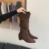 Botas de tacón de cuña de gamuza para Otoño/Invierno 2026 con tira cruzada, puntera cuadrada, de gamuza, a media pantorrilla, con hebilla metálica y diseño fruncido