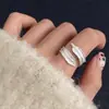 O mesmo deslumbrante anel de zircônia do Xiaohongshu, um design de nicho com alto valor estético, adequado para o dedo indicador, joia versátil