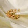 E705 Brincos em Forma de C com Padrão Irregular Martelado e Zircônia Inlaid Estilo Europeu e Americano Transfronteiriço Brincos de Cobre Banhados a Ouro 18K Fabricante de Joias Femininas