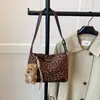 Bolso de Axila para Mujer 2026 Nuevo Comercio Exterior de Moda Nicho Estampado de Leopardo Bolso de Hombro Gamuza Bolso Cruzado de Viaje