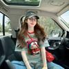 Camiseta Feminina Colorida Listrada de Comprimento Médio, Top Solto Cobrindo o Bumbum com Estampa de Gato de Desenho Animado Popular Deste Ano