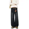 Calça jeans masculina larga, lavagem preto e cinza desgastada, cintura alta, corte solto, comprimento até o chão, retrô, modeladora, única e moderna.