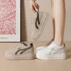 Zapatos blancos de verano para mujer, zapatos de cuero impermeables para mujer, zapatillas deportivas casuales nuevas de otoño 2026 que aumentan la altura con suelas blandas