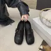 Sapatos loafer simples retrô estilo francês com aumento interno de 3 cm de altura, nova coleção 2026, com detalhes de fivela, sapatos de couro versáteis e modernos de bico fino