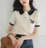 Camiseta Polo Branca com Gola Polo de Manga Curta para Mulheres, Nova Coleção Primavera 2026, Top de Nicho Único e Deslumbrante para o Verão