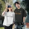 Camiseta Masculina Casual Tendência Color Block Estilo Americano Retrô Estampada com Letras Pintadas à Mão Manga Curta Par Casal Marca