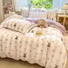 Nuevo juego de ropa de cama de cuatro piezas de terciopelo de leche estampado de grado A para bebé y maternidad 2026, diseñado para uso doméstico, con un estilo fresco y sencillo, que proporciona calidez y grosor extra, adecuado para dormitorios en invierno.