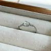 Anillo de Estilo Nuevo, Moda Simple Europea y Americana, Diseño de Enrollado de Latón, Incrustado de Cristal, Elegante Estilo para Viajar al Trabajo, Anillo de Gama Alta para Mujer