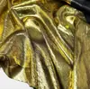 Tela satinada plisada con estampado de lámina dorada en toda la superficie, lavada para ser suave y brillante, arrugada para ropa deportiva de moda y vestuario escénico