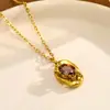 Colar de joias com pingente de feijão dourado pequeno estilo Maillard incrustado com zircônia colorida, joias de personalidade simples e nicho em aço titânio banhado a ouro