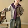 Novo conjunto de moletom listrado outono e primavera para meninos, incluindo uma camiseta estilo cachecol e calça jeans estilo coreano, um conjunto de duas peças para crianças em 2026