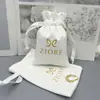 Bolsas Blancas de Terciopelo Hechas a Medida de Fábrica en Tamaños, Colores y Logos Personalizados para Empaque de Joyería, Lápices Labiales, Perfumes y Auriculares Bluetooth