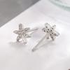 Pendientes Calientes de Hoja de Arce Incrustada de Diamantes Pequeños y Exquisitos Estilo de Lujo Ligero Nuevo 2024 Hojas Elegantes de Alta Calidad Otoño e Invierno Orejas