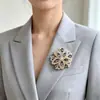 Broche de Flor de Cristal Oca da Indústria Pesada Europeia com Pinos de Strass para Ternos Casacos Qipao Vestidos Acessórios Corsage