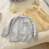 Cardigã de Tricô para Meninas Outono 2026 Novo Casaco Infantil Suéter Amarelo Dopamina Super Fofo para Menininha