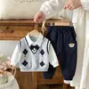 Conjunto de niño estilo universitario de cuadros con oso, conjunto de dos piezas de top tipo chaleco y pantalones jogger, fabricante de ropa de otoño para niños