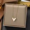 Collar de acero de titanio nuevo sin decoloración para mujer, cadena de clavícula ligera de lujo de verano, nicho, todo-partido, joyería de temperamento de alta gama