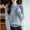 Cardigan de Tricô Color Block com Bordado de Laço 2026 para Mulheres Novo Estilo Elegante Redutor de Idade Peça Superior de Alto Padrão