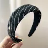 Faixa de Cabeça Larga Listrada Estilo Vintage para Mulheres 2025 Nova Faixa de Cabelo Presilha de Cabelo com Topo Alto Acessório de Cabelo da Moda