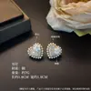 Pendientes de cristal y perla con incrustaciones de circonita y flor de amor de cobre, sentido de lujo ligero de alta gama, joyería de moda para mujer, temperamento de viajera, venta al por mayor