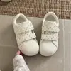 Tênis brancos com bolinhas e biqueira shell para mulheres, outono 2026, leves e versáteis, perfeitos com vestidos, estilo popular, amigáveis para estudantes, com tiras de velcro