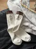 Calcetines con Etiqueta de Tela de Bloques de Color Otoño e Invierno para Mujer, Estilo Coreano Calcetines de Tubo Medio de Hilo de Algodón Puro Colorido con Letras de Doble Aguja, Calcetines Zhuji