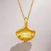 Colar com Folha de Ginkgo Banhado a Ouro, Colar de Design Nicho Levemente Luxuoso, Gargantilha para Presente de Aniversário, Mesmo Estilo de Blogueiros Europeus e Americanos, Aço Titânio