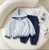 Conjunto de Dos Piezas con Capucha para Bebé Niño Primavera/Otoño Pequeño Dinosaurio Bordado Lindo de Dinosaurio Parche a Cuadros Conjunto Casual de Dos Piezas