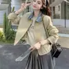 Chaqueta corta de cuero PU con solapa de retazos retro estilo coreano para mujer, nueva moda de otoño para mujeres petite, chaqueta juvenil y sencilla
