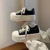 Zapatillas blancas de cuero de suela gruesa súper populares para mujer, nuevo estilo primavera/verano 2026, zapatos de suela de plataforma, zapatos casuales ligeros, transpirables y versátiles